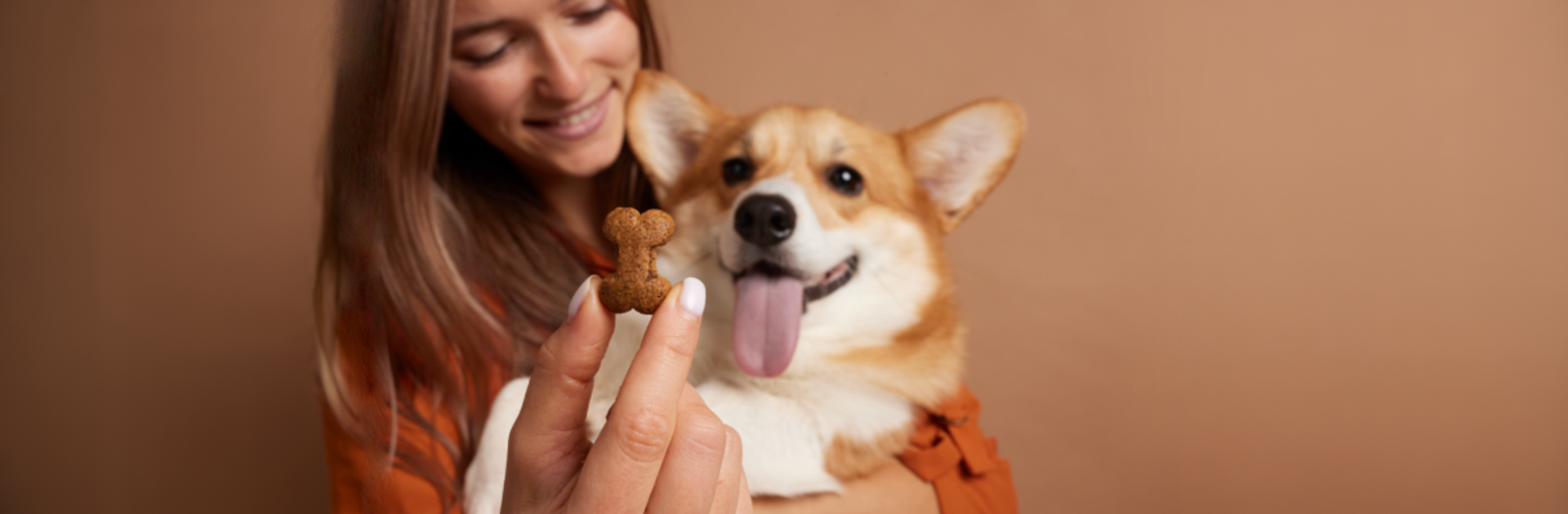 Tutora e seu cão recebendo um biscoito funcional HealthPET PRO